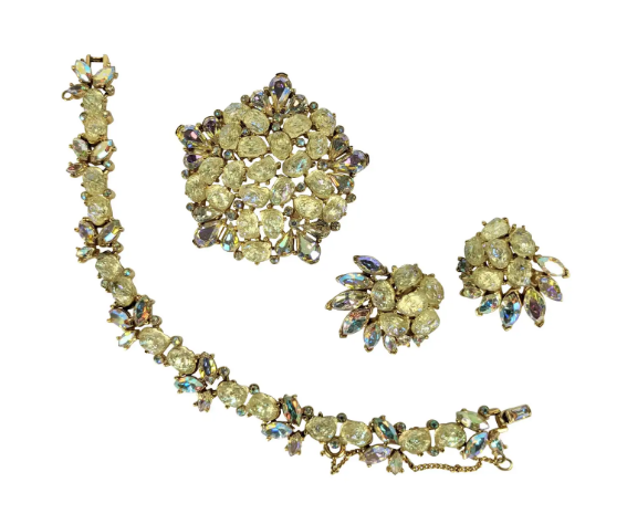 Необычная сюита Trifari Lemon Aurora Moon Rock 1950-х годов. Брошь, браслет и серьги с лунными камнями лимонного сияния и кристаллами северного сияния.