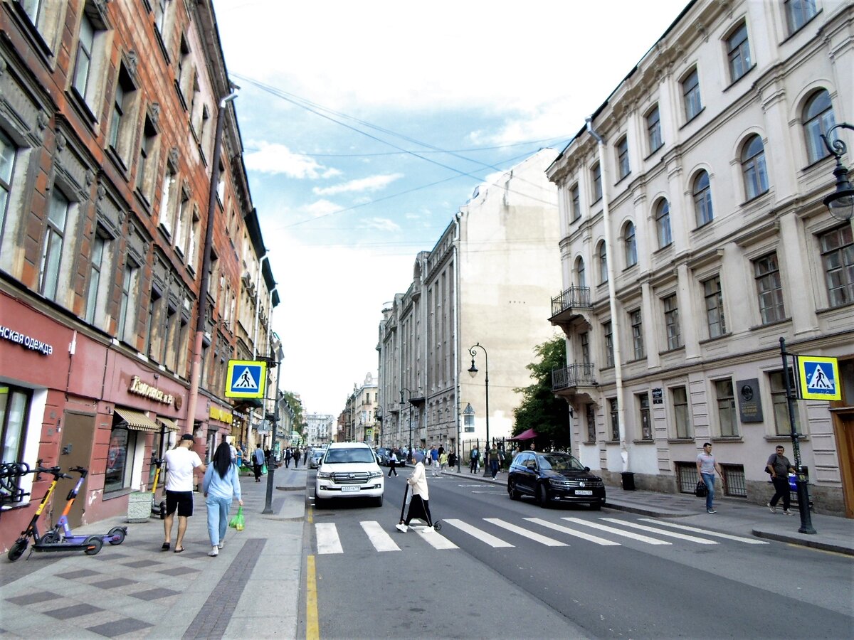 Справа - тот самый дом, где были написаны "Братья". Фото автора