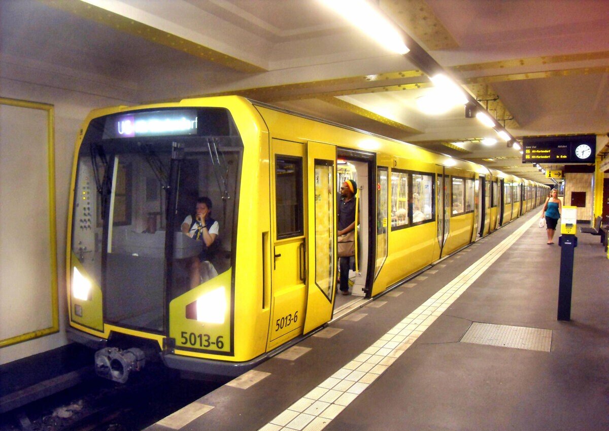 Метро берлина. Берлин u-Bahn. Поезда метро Берлина. Метро Берлин u7. Metro Berlin u Bahn u1.