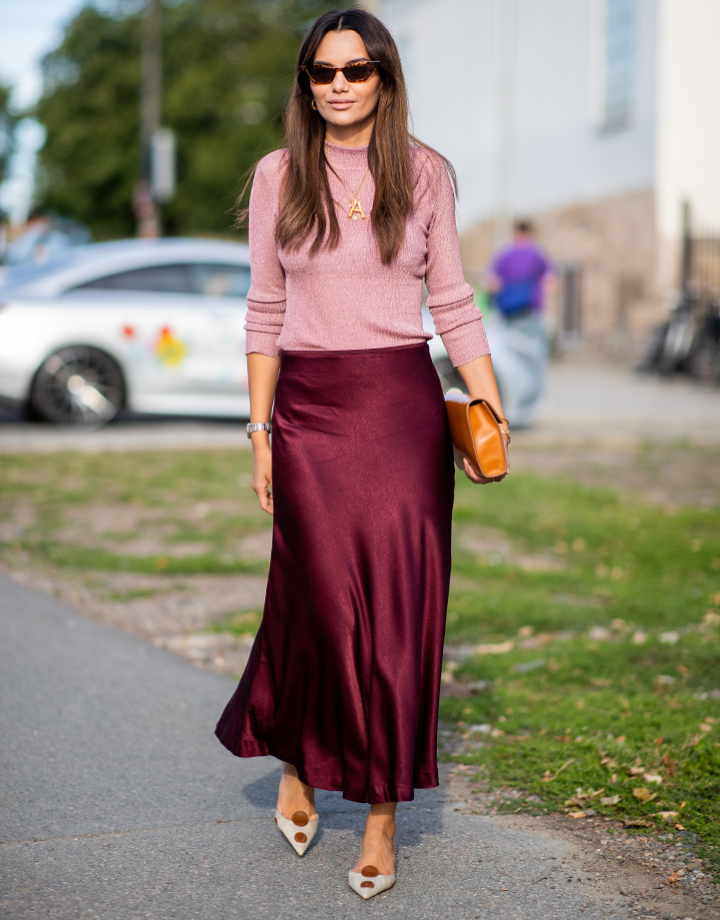 Модные шелковые юбки. С чем одеть шелковую юбку. С чем одеть шелковую юбку. Юбка до колена стритстайл. Атласная юбка стрит стайл.