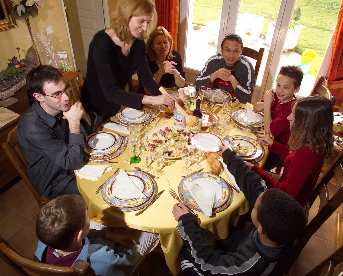Семья французов. Французская семья за столом. Семейные традиции семейный ужин. Семейные традиции во Франции. Семейные традиции французов.