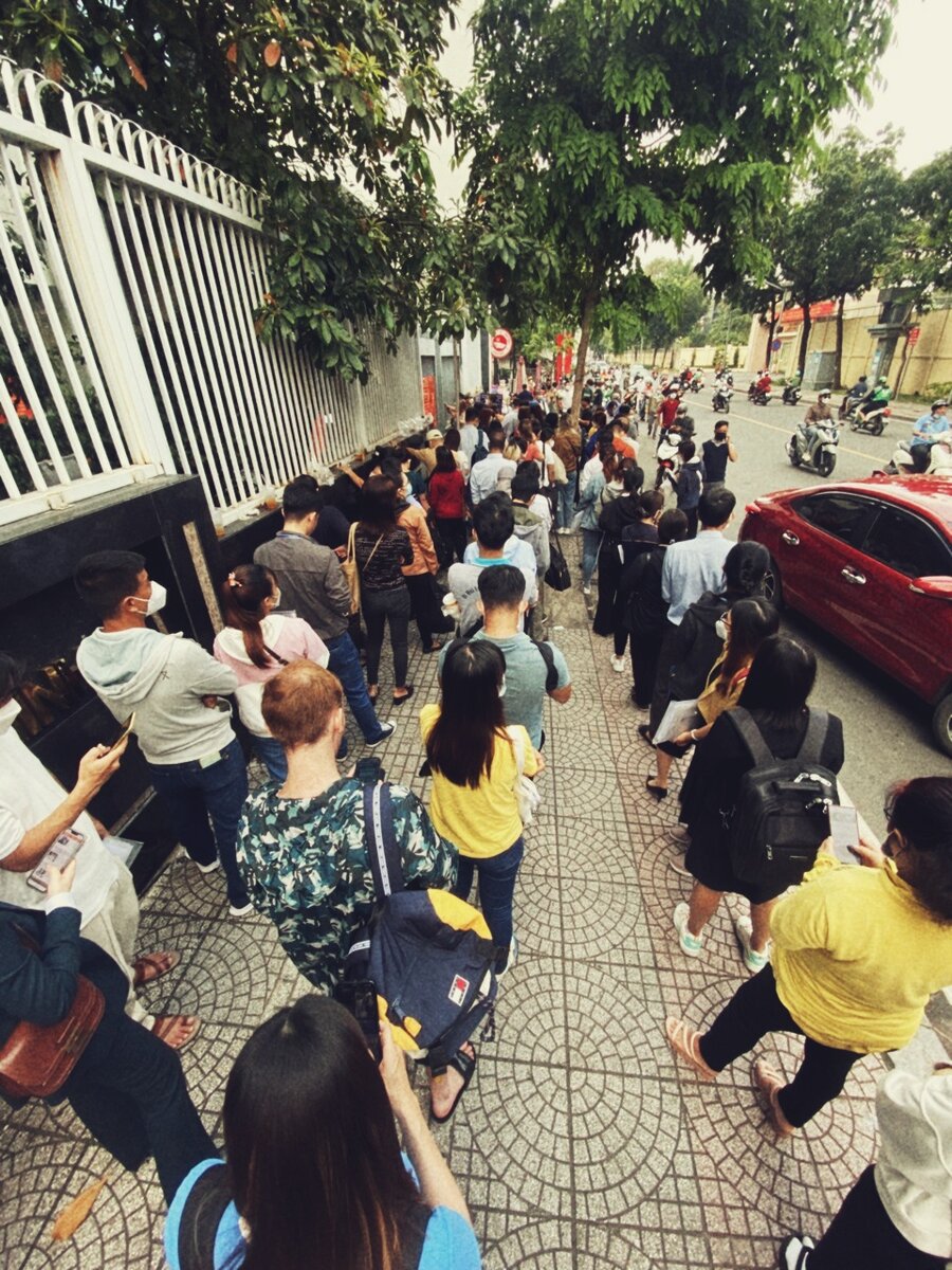 Очередь в здание с улицы