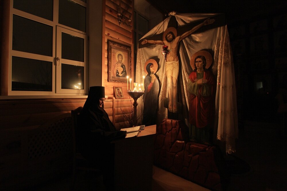 Именно монахам больше всего пристало читать Неусыпаемую Псалтирь еще и потому, что они берут на себя ответственность за весь наш хрупкий мир. Источник: http://hram-troicy.prihod.ru/articles/view/id/1194617