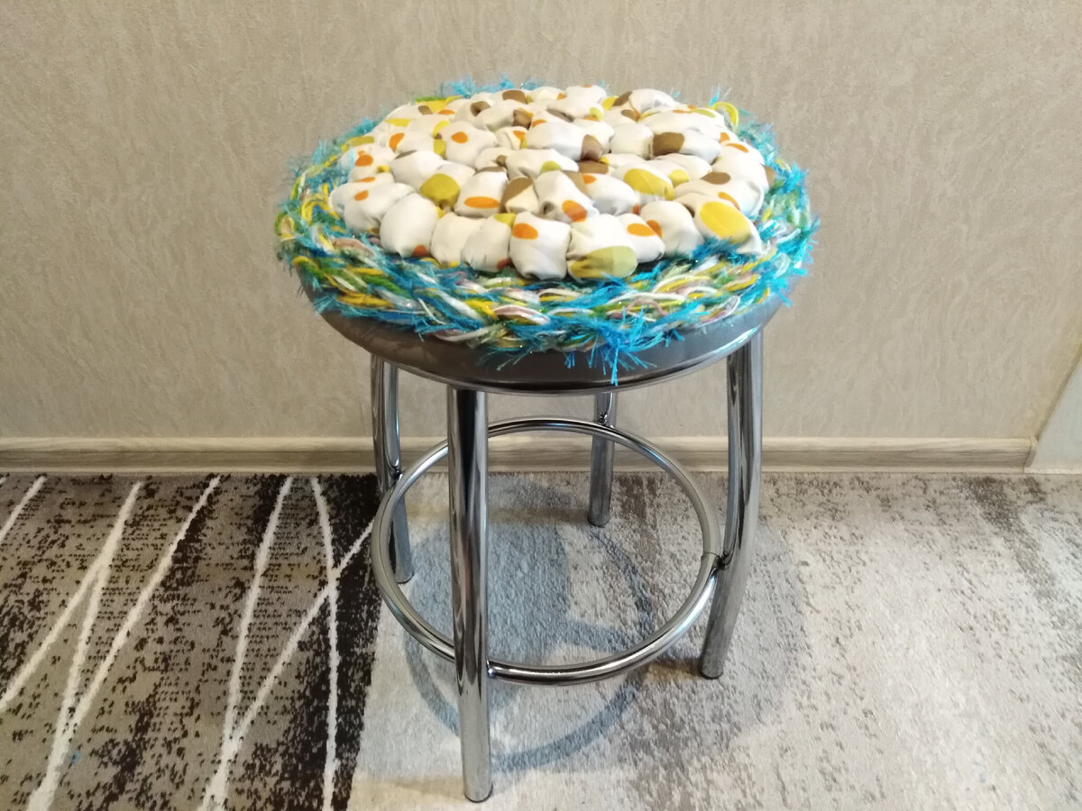 Небольшой коврик- сидушка, мягкий и явно напоминает гнездо