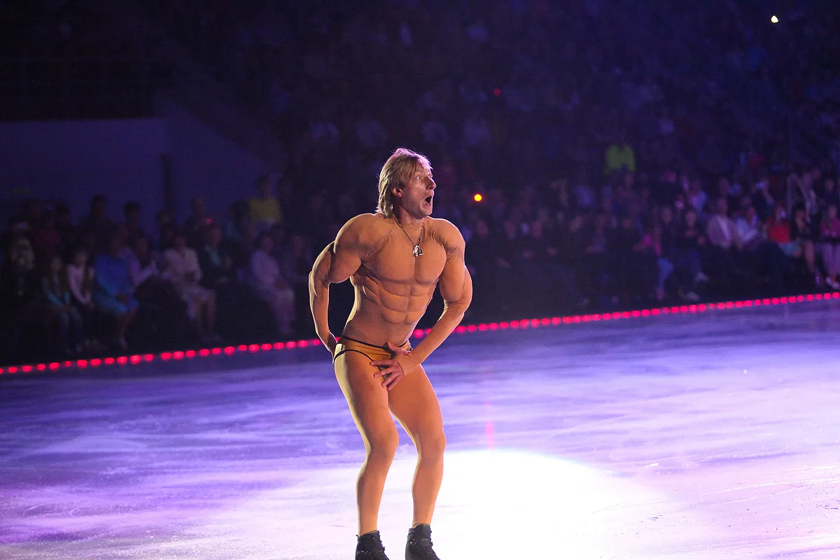 Если бы поролон, символизирующий мускулы, имел что-то общее с реальностью, то вряд ли Плющ прыгал бы и тройные. Фотография взята из видео находящегося в открытых источниках