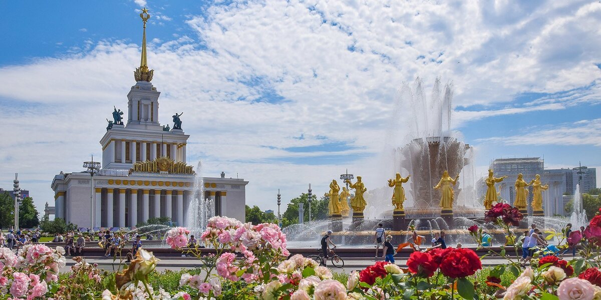 ВДНХ нас впечатлила своей красотой. Источник https://krot.info/uploads/posts/2021-11/1638284617_83-krot-info-p-park-vdnkh-moskva-krasivie-foto-85.jpg