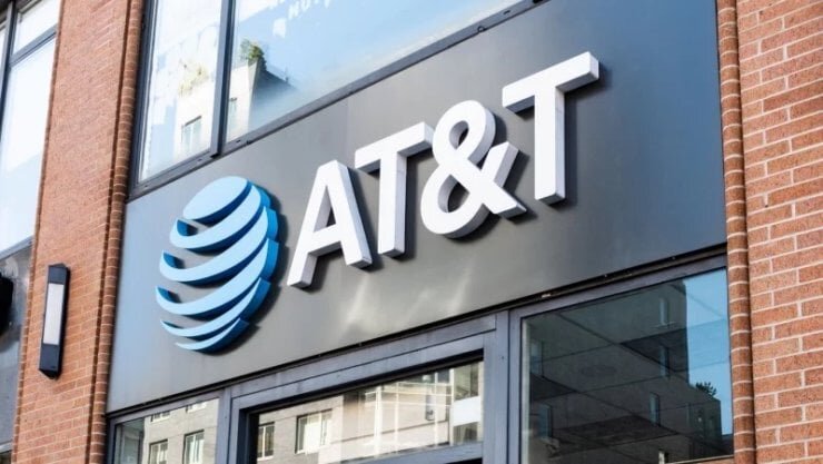    В США операторские Айфоны распространены чрезвычайно широко