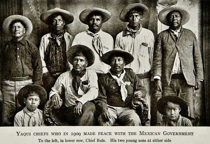 Лидеры яки, заключившие мир в 1909 году с мексиканским правительством. В нижем ряду слева сидит вождь по имени  Буле с  двумя его сыновьями с каждой стороны.