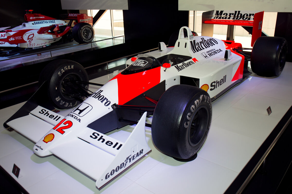 Гоночный болид 1988 года McLaren MP4/4 с двигателем Honda RA168E.