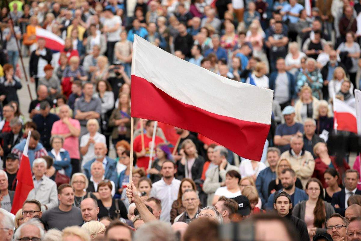 Первые результаты в польше. Население Польши. Толпа с флагами. Польша флаг человек. Люди с польским флагом.