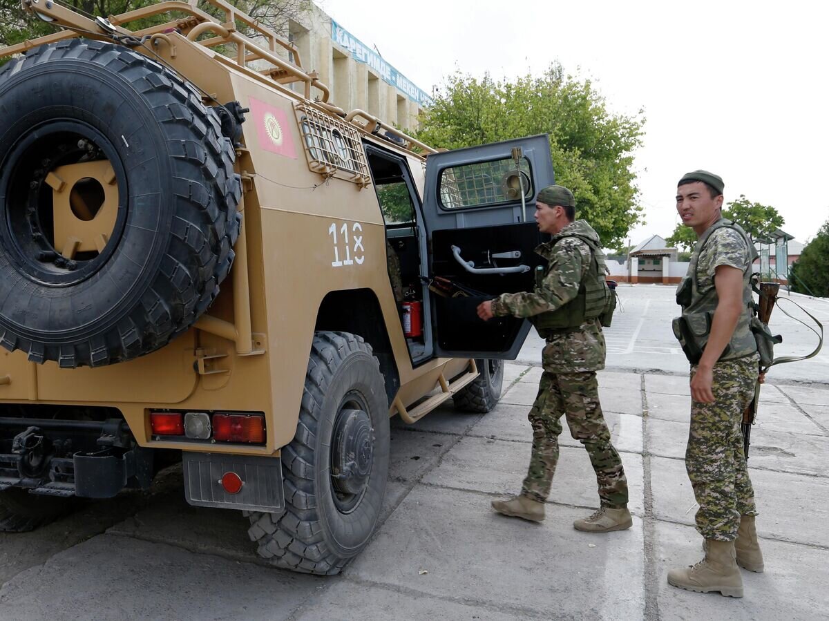    Киргизские военнослужащие в селе Максат на киргизско-таджикской границе© РИА Новости / Игорь Егоров