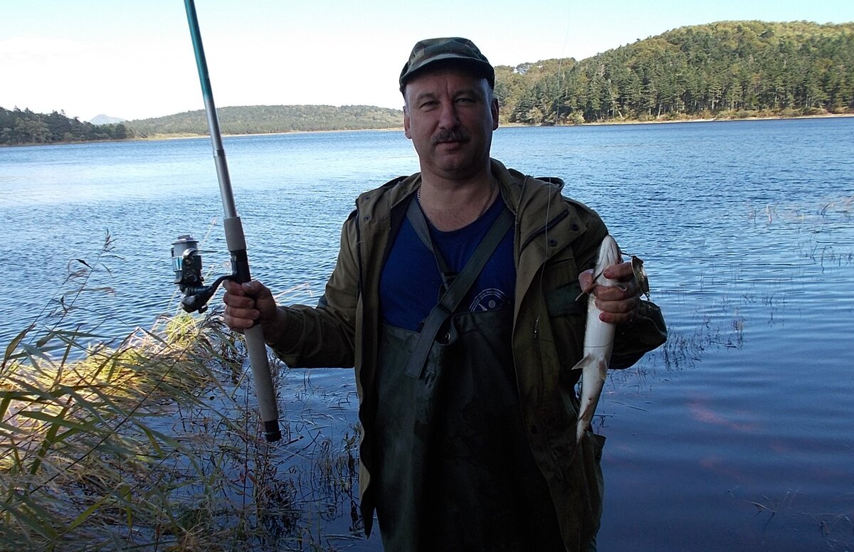 Осторожная дикая форель поймана у прибрежной травы, где ее могут отпугнуть не только лязг катушки, но и осторожные шаги и яркая одежда рыболова.