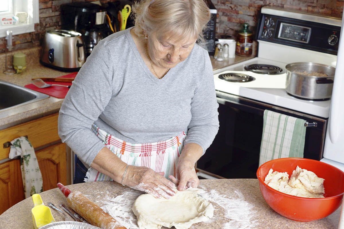 Бабушка что будет делать. Бабушка стряпает. Бабушка стряпает пирожки. Старушка на кухне. Бабушка печет пироги.