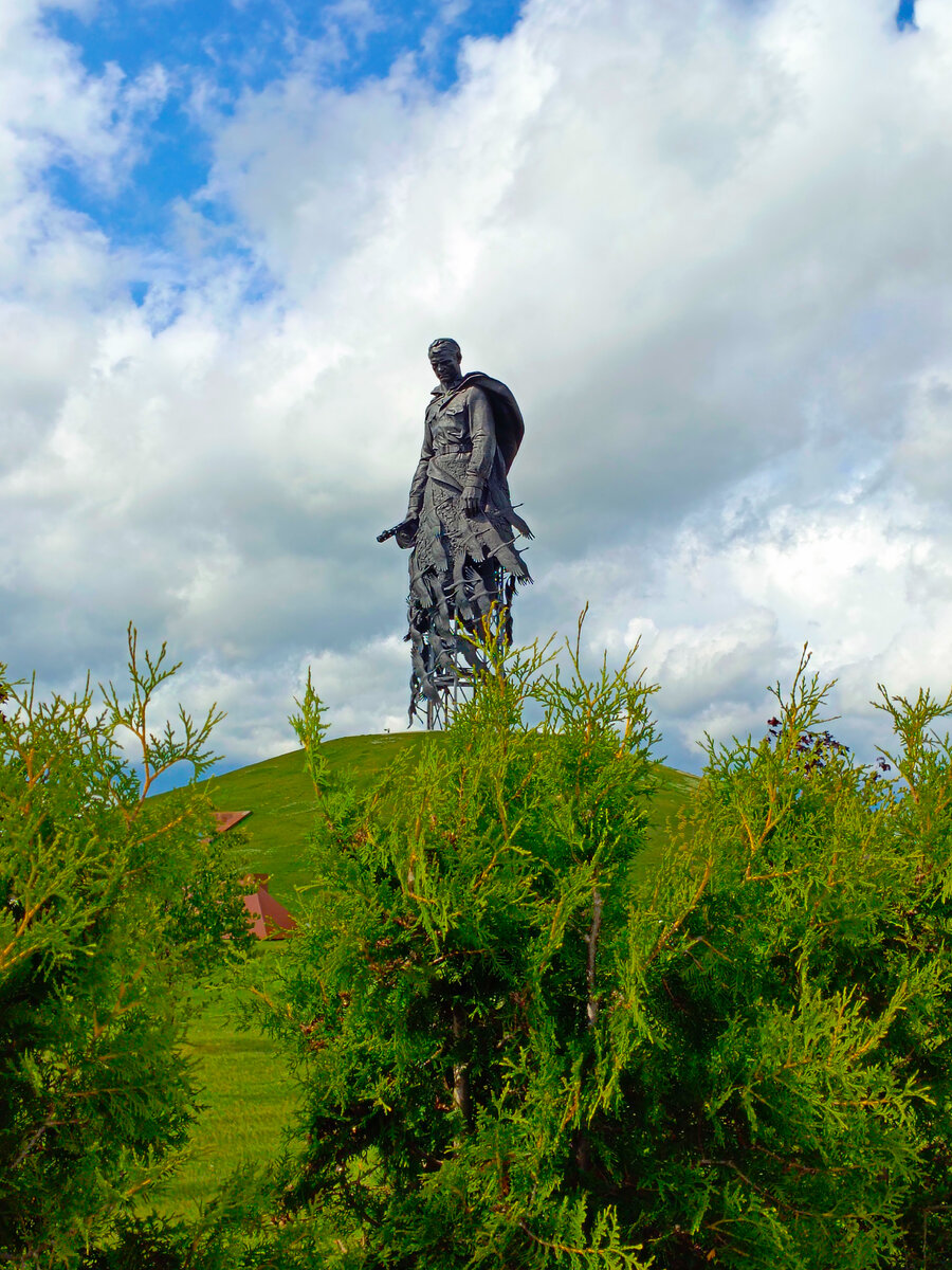 Солдат возвышается на холме. 