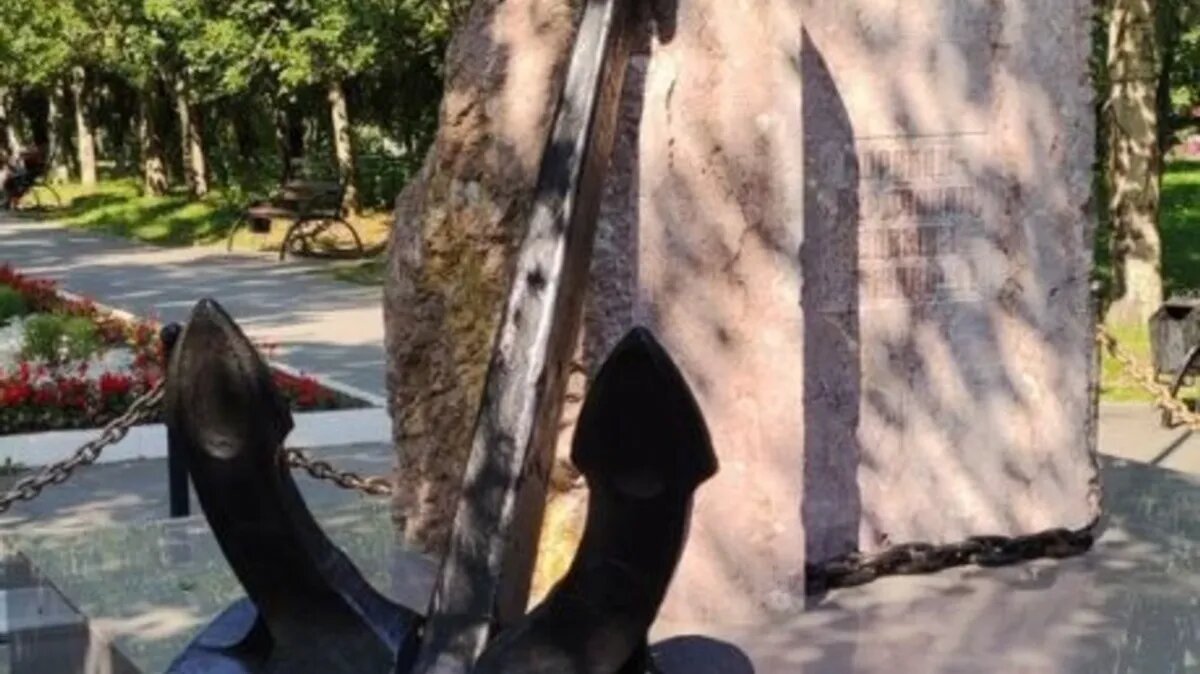 Памятный камень «Морякам-Бердчанам» павшим и живым. Фото: Отдел культуры города Бердска