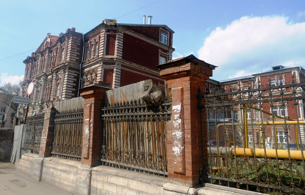 Здание бывшего роддома Общества Красного Креста, Самара (фото 01.05.2013г.)