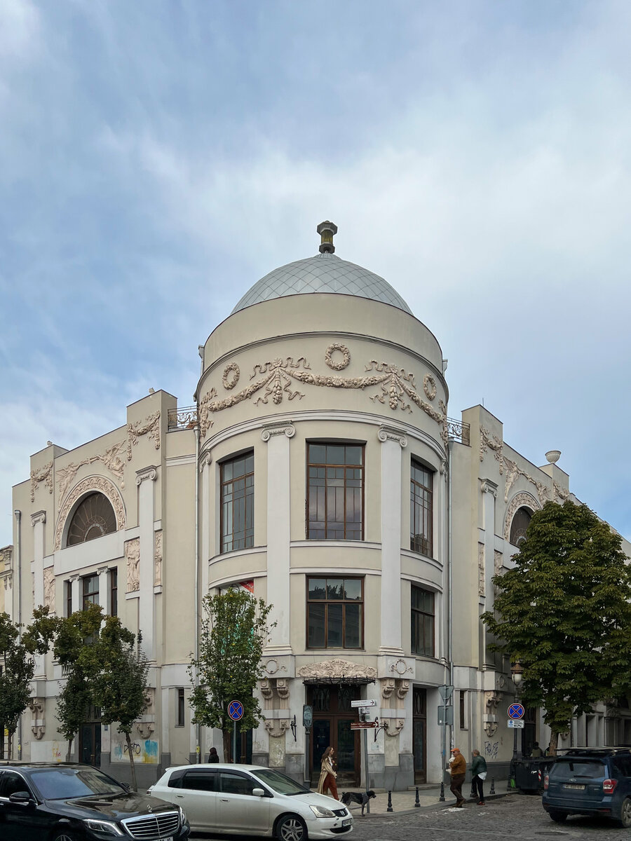 Фасад здания отреставрировали, чтобы он не сильно бросался в глаза на отремонтированной улице.