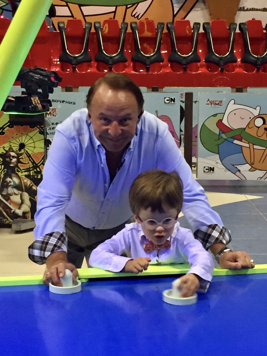 Муж с сыном в игровом комплексе 