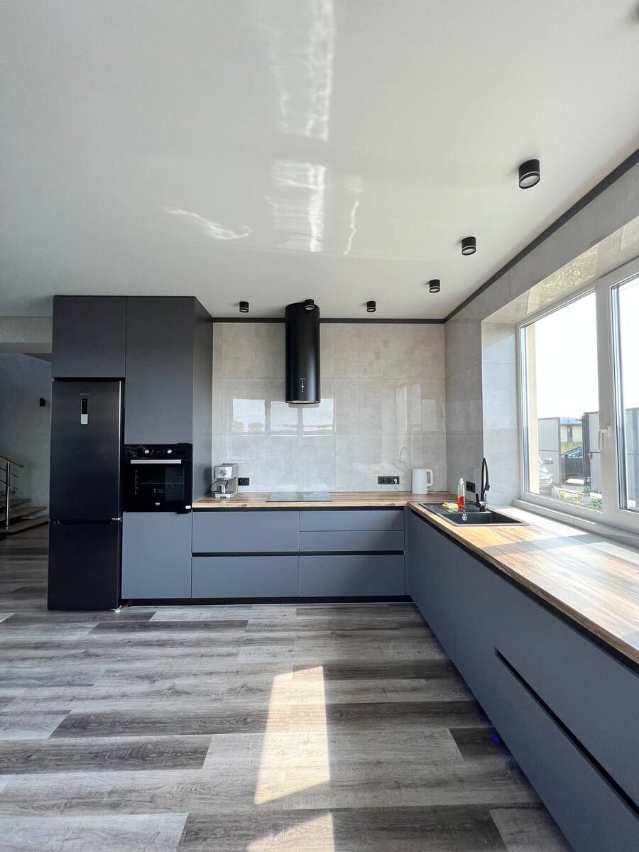 Графитовая кухня в сочетании с древесными текстурами