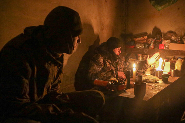 В БОЕВЫХ УСЛОВИЯ ПРИХОДИТСЯ ДОВОЛЬСТВОЛВАТЬСЯ МАЛЫМ, НО ЗНАЯ ЧТО ЗА СПИНОЙ ЕСТЬ МОЩНОЕ ПРЕКРЫТИЕ, ТАКИЕ ТРУДНОСТИ НЕ ПУГАЮТ. ФОТО: TSITSAGI NIKITA/GLОBALLООKPRЕSS
