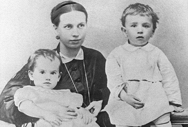 Софья Андреевна Толстая с детьми Таней и Сережей. 1866 год. Фото взято:  https://lenta.ru/
