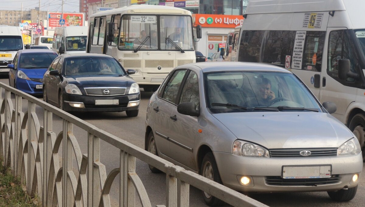     В Ростовской области пробка образовалась на Аксайском мосту из-за горящего автомобиля, сообщают «Яндекс. Карты».