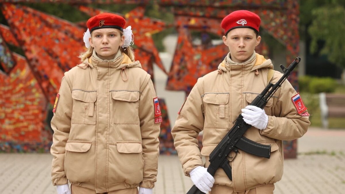     Почетный караул заступил на пост №1 в Дзержинске. Торжественная линейка в честь этого события прошла сегодня на площади Героев. Об этом мэр Иван Носков рассказал в своем Telegram-канале, поздравляя горожан с годовщиной присвоения Дзержинску почетного звания «Город трудовой доблести».