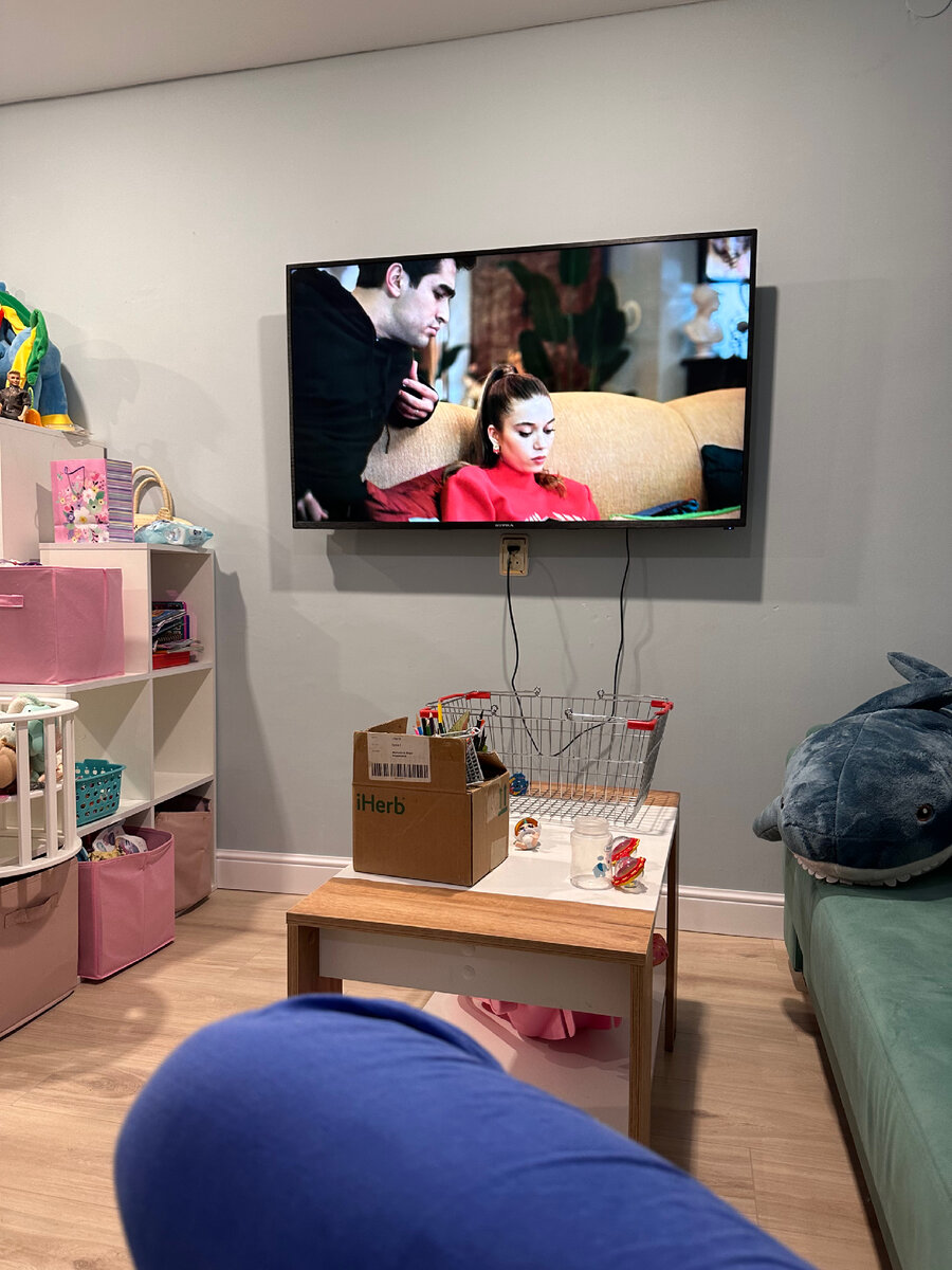 Вроде я домохозяйка, но сериалы смотрю только, когда болею с температурой. Остальное свободное время я, обычно, работаю