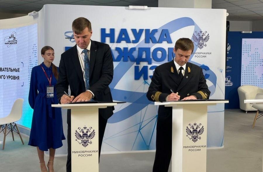 Дмитрий Савкин (слева) и Денис Буров подписывают соглашение