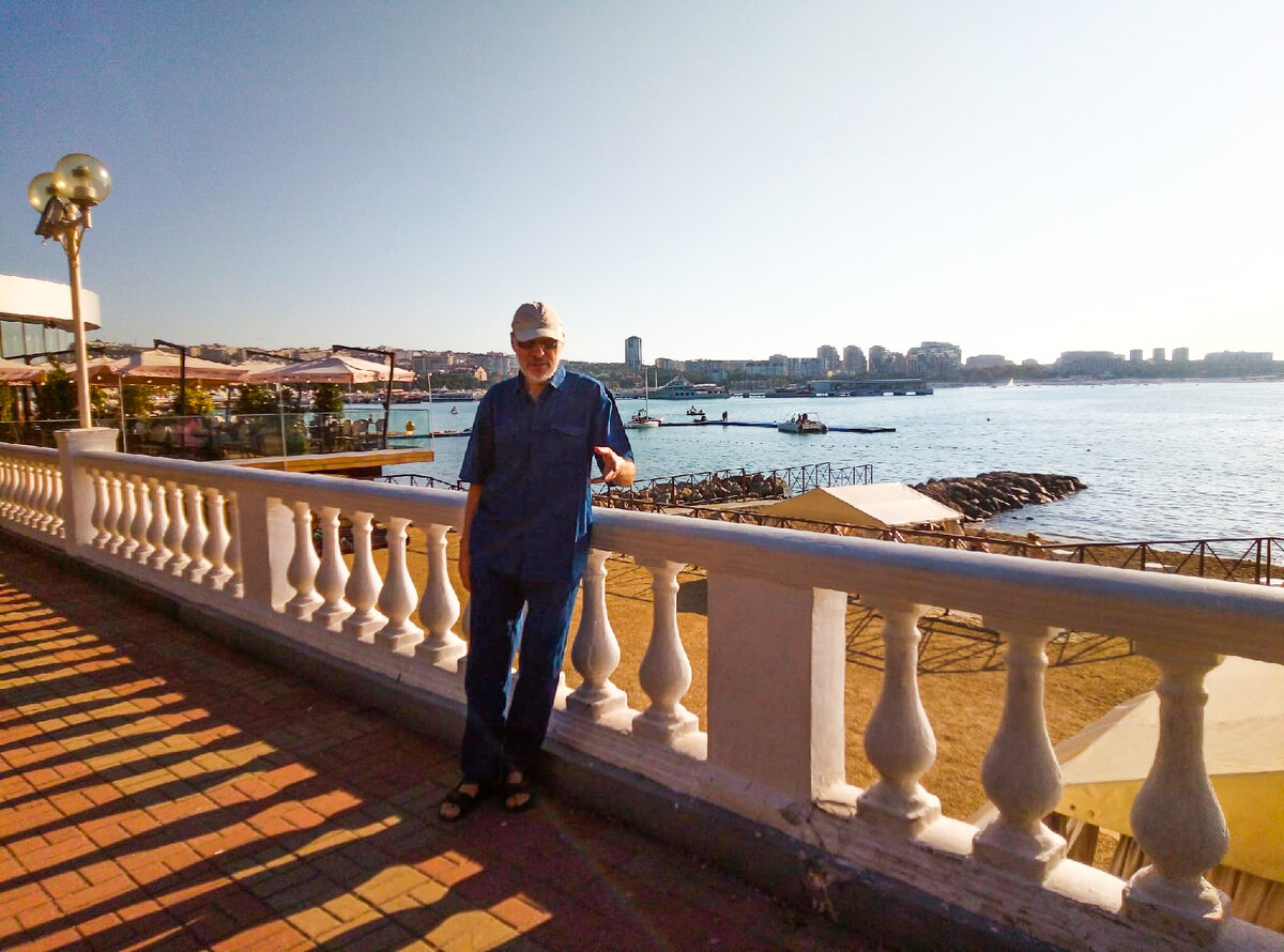 Михаил Лекс, автор рассказа и канала, набережная, Чёрное море, Геленджик, центр