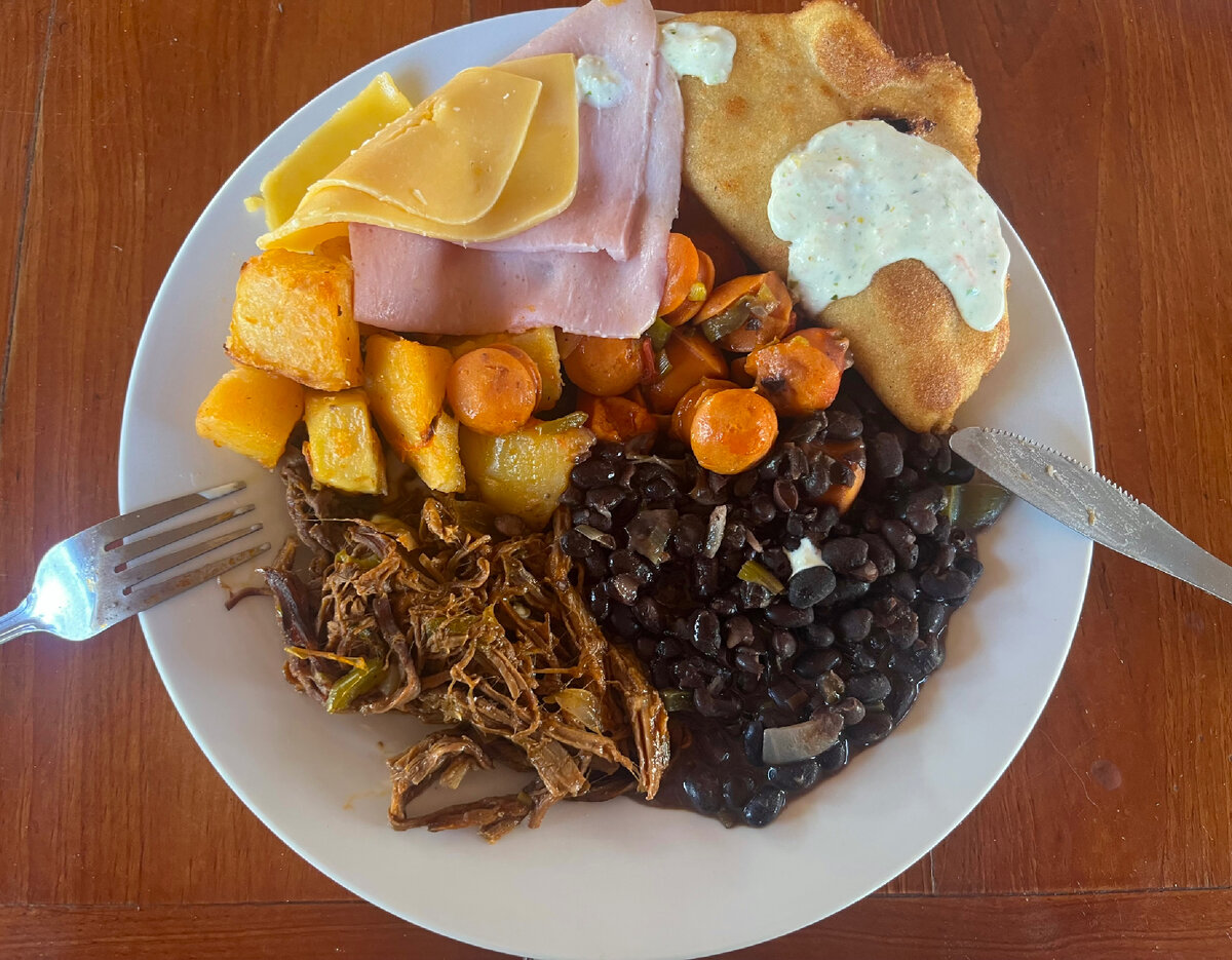 По часовой: эмпанада, сосиски в томате, черная фасоль, тушеная говядина, картошка, ветчина/сыр