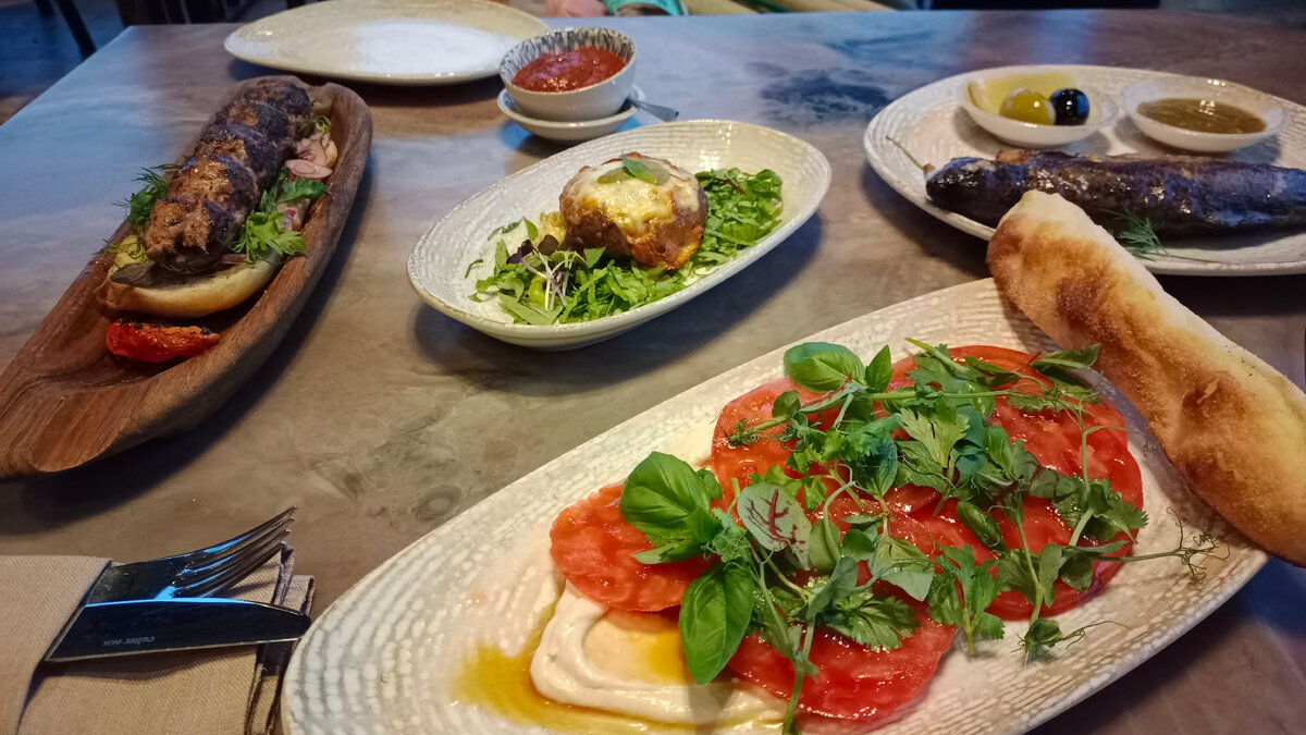 Можно выбирать разную еду, контролируя только углеводы. Фото автора. 