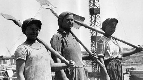 Индустриализация привела к привлечению десятков тысяч рабочих рук, переехавших из деревни в новые города и поселки.