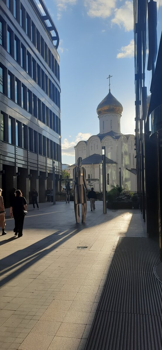 Погода вполне гулябильная. Сегодня правда много встречала студентов выходящих из вузов и народ из офисов, это сильно отличается покатушки летом.