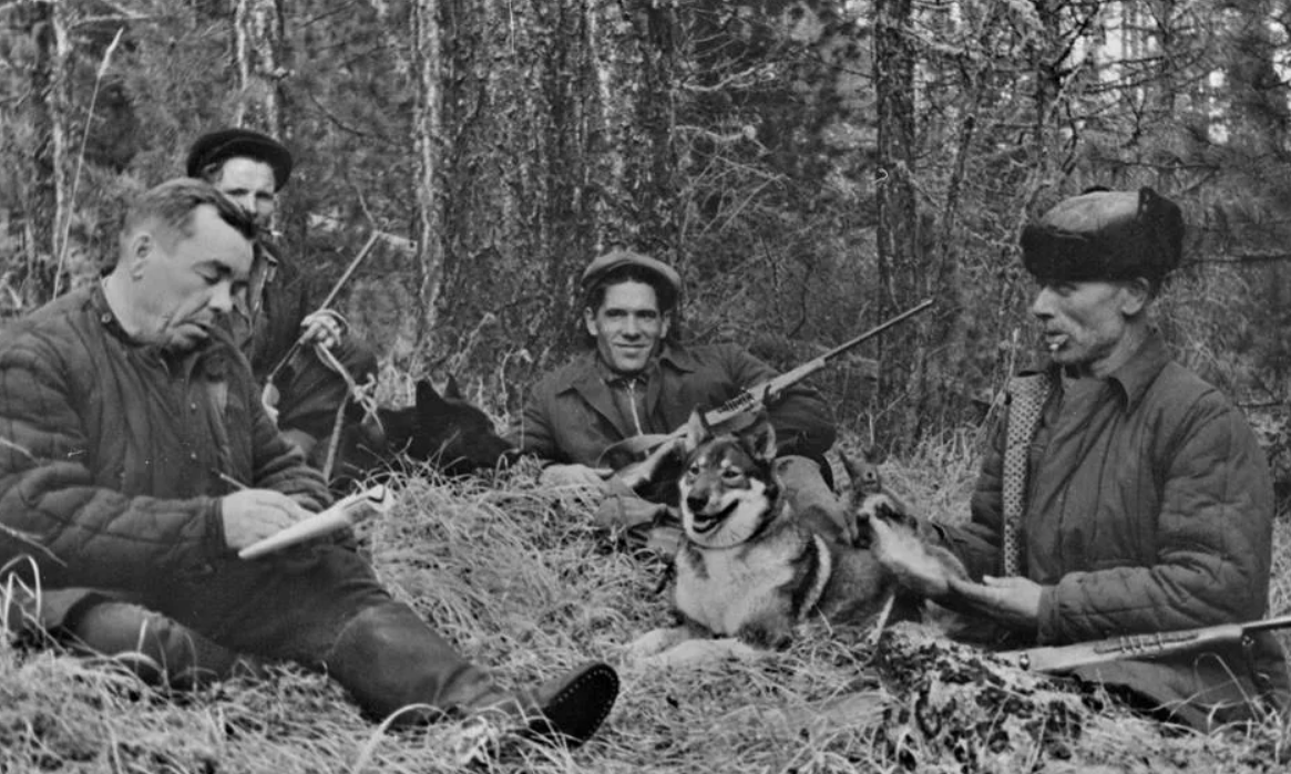 Старым соловецким охотником. Советский охотник. Охотники СССР. Охота в СССР. Старинный охотник.