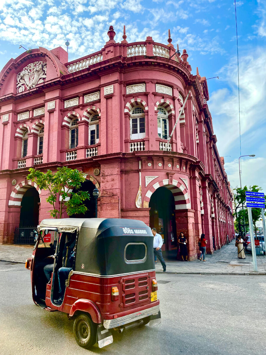 Тук тук на фоне старого дома 