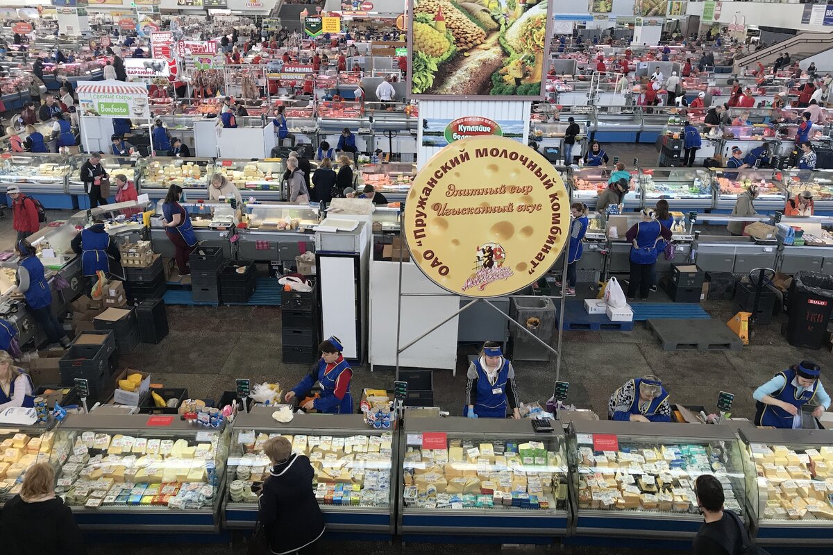 Внутри крытого рынка. В будний день полно народу.