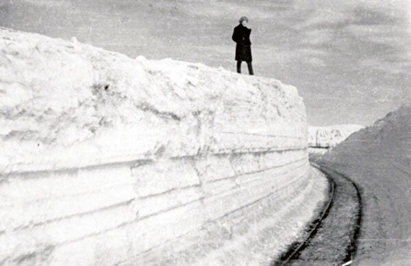 Такой сугроб в пургу может надуть за один день, а пурга может дуть неделю и даже больше. Все фото в статье https://severok1979.livejournal.com