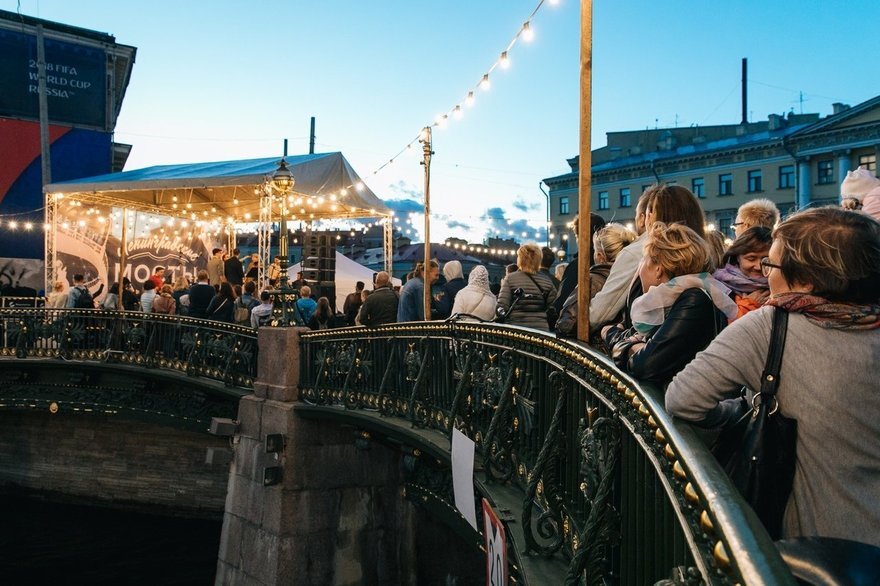 Петергоф в санкт-петербурге ночью. Интересные события в петербурге. Петровская акватория». В чем ходят в питере. Адмиралтейский канал новая голландия.