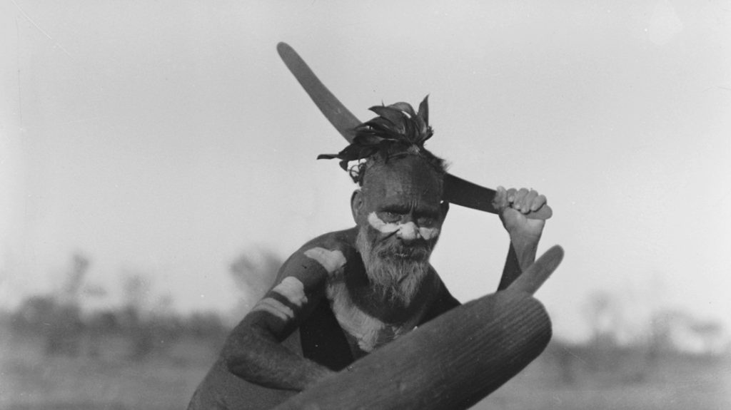 Австралийский воин-абориген с бумерангом и небольшим щитом