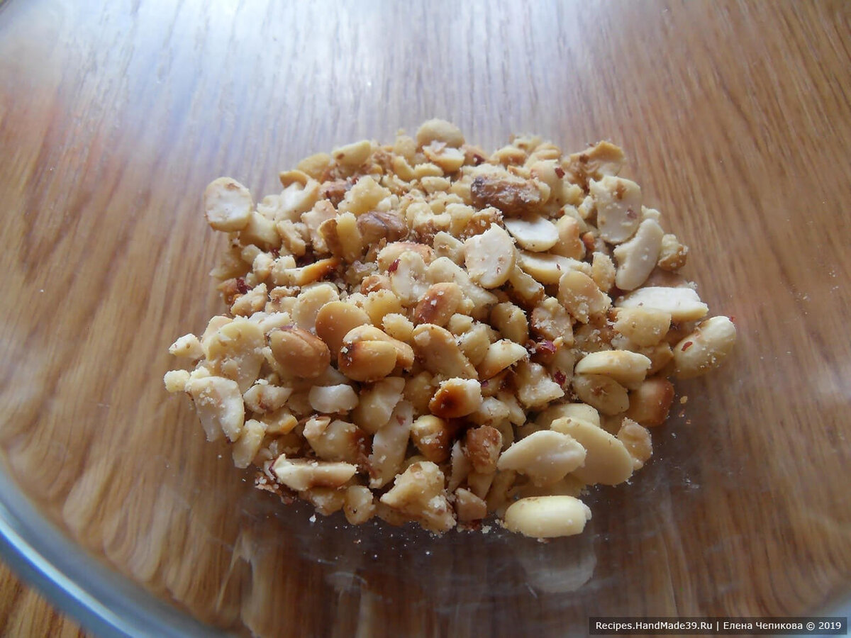 Орехи можно не измельчать, если их удобнее помещать внутрь конфеты целиком.