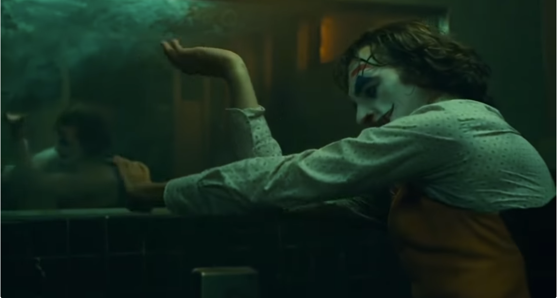 Кадр вырезан из видео "Bathroom Dance" 