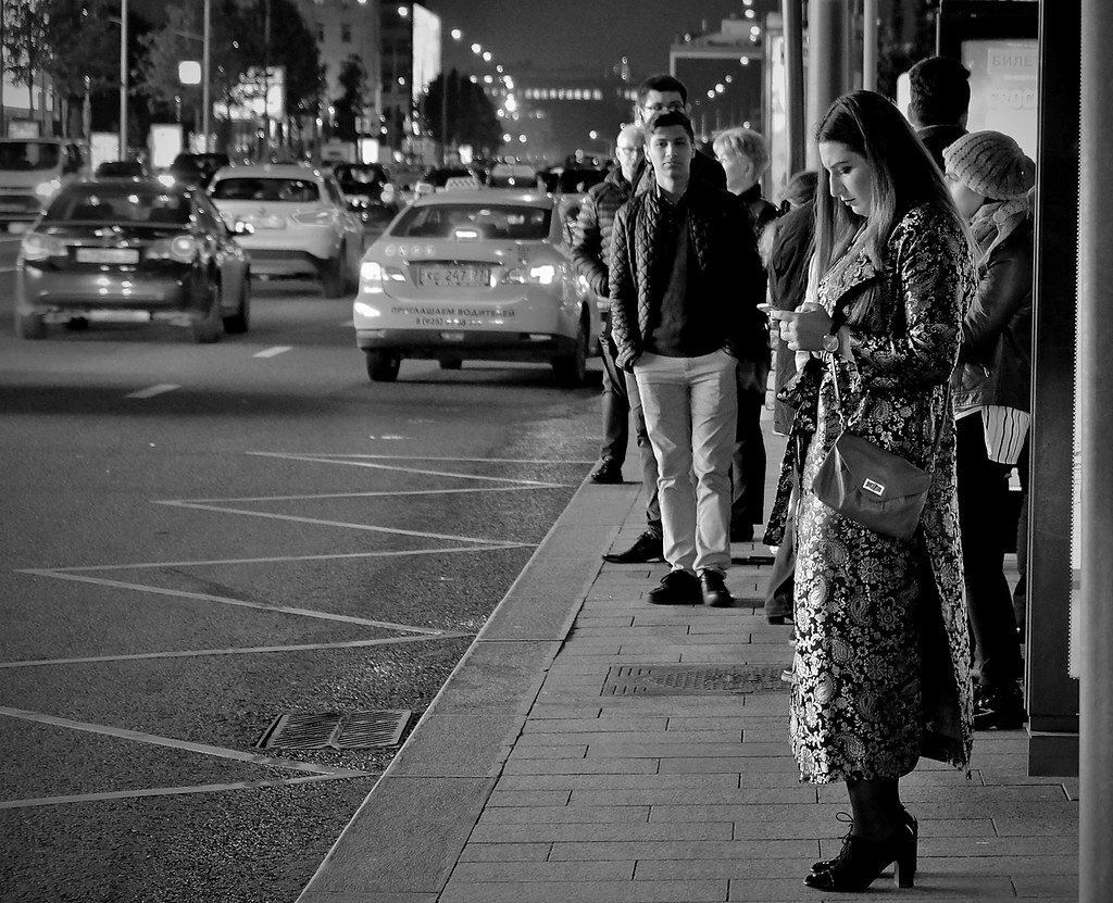 Люди встретились на улице. Люди в городе. Люди на улице. Люди в движении на улице. Шел прохожий мимо речки на ходу пускал колечки.