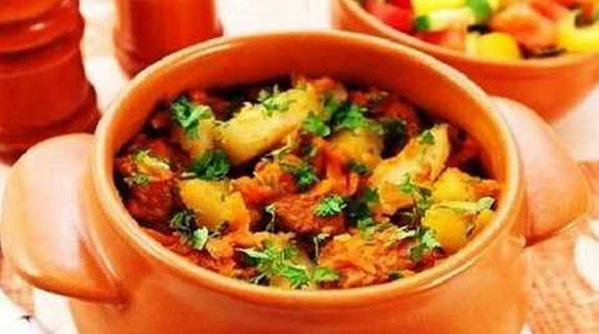 Картошка с мясом в горшочке, приготовленная в духовке