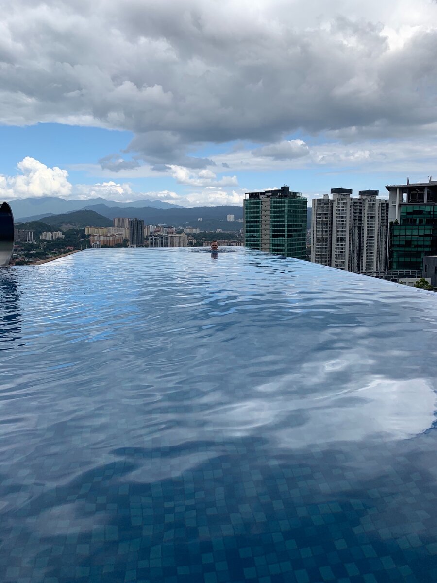 Бассейн на 31 этаже отеля Ibis Kuala Lumpur