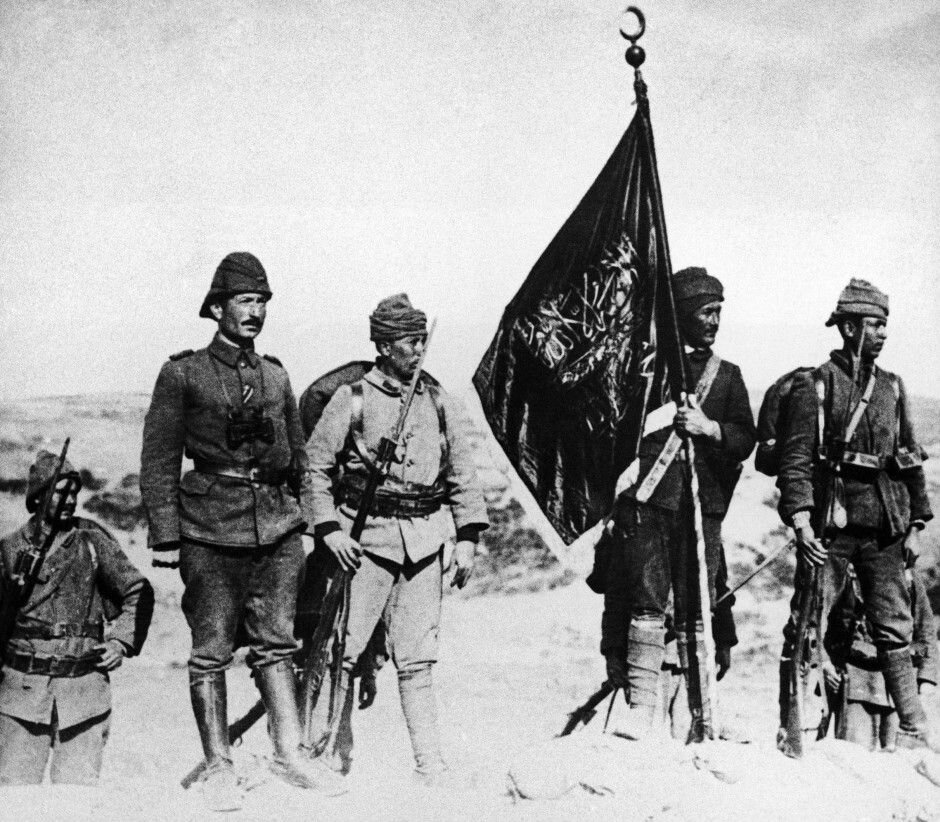 На этой фотографии 1915 года турецкие солдаты поднимают свой флаг в Канли-Сирте, Галлиполи, Турция во время Первой мировой войны.