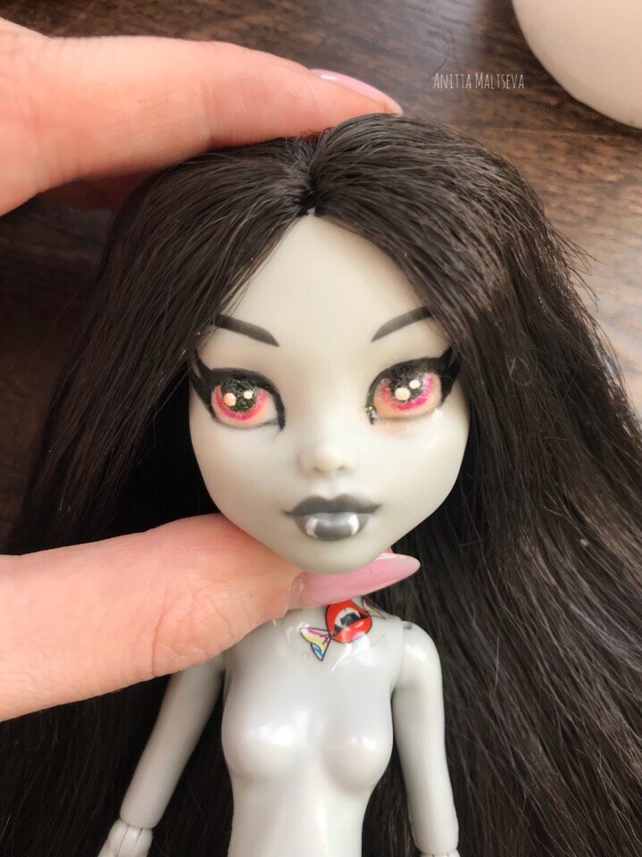 Правый глаз немного "заплыл", так как прозрачного лака для ногтей налили слишком много