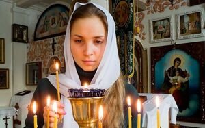 Здесь нет определенного времени, когда необходимо произносить священный текст. Это нужно делать, когда просит душа, когда удобно. Хочется читать за сына каждый день – делайте это каждый день. Бог всегда услышит молящуюся женщину в любое время, вне зависимости от дня. Просите за своего ребенка тогда, когда этого хочет душа.