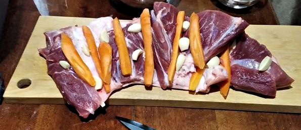 Вырезать кость надо аккуратно, чтобы рулька осталась целым куском...