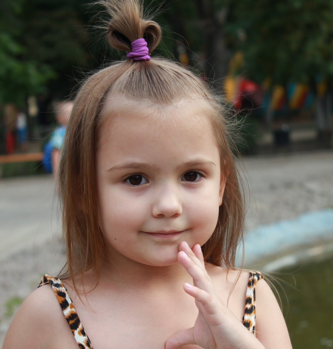 Когда дети лгут, они подносят ручки ко рту. Это неосознанная попытка скрыть неправду. Взрослые более изощренные - рука инстинктивно тянется к лицу, но в последний момент "чешется нос" или "поправляются очки". Взрослые этот жест умеют маскировать, в отличии от детей.